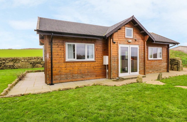 BORAH LODGE, pet friendly, with hot tub in Mousehole