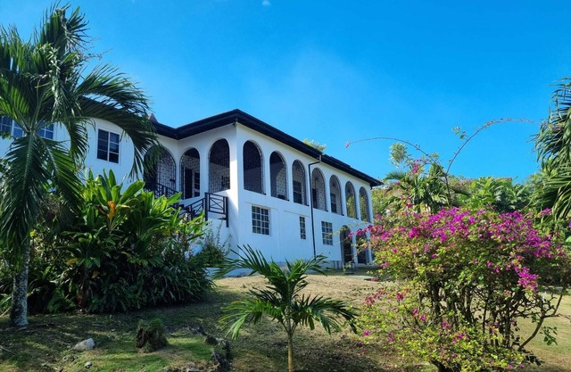 Boscobel White House with Beach Access.n3 minute drive from Ian Fleming Airport