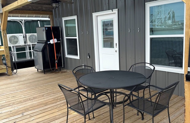 Boscoyo 2 - 3 Bedroom/2 Bath Houseboat in Venice Marine