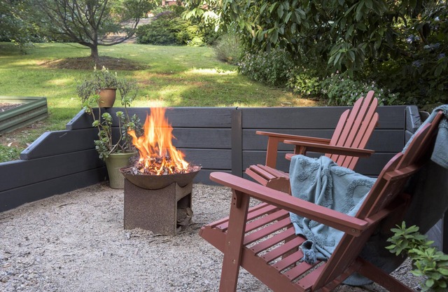 Botanica Retreat - Olinda Village Stay - Sweet cabin with vintage furnishings, in gorgeous gardens overlooking magnolias and rhododendrons.