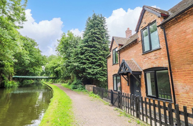 BOTTERHAM HOUSE, pet friendly, with hot tub in Wombourne