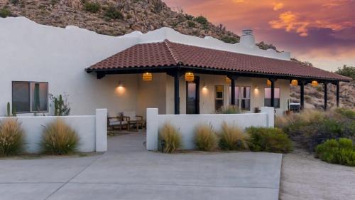 Boulder Surrounded Escape- ANOTHERdeserthouse