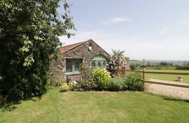 BOUNDARY BARN, family friendly, country holiday cottage in Dundry