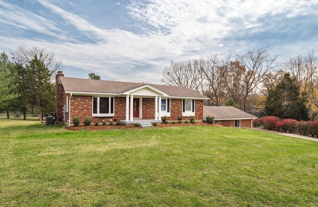 Bourbon Trail Retreat 5 King Beds Sleeps 18 Gated Private Family-Friendly