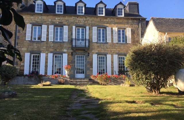 Bourgeois house with Logonna stone facade