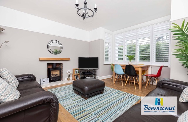 BOURNECOAST: Flat in fantastic location 500m from clifftop with garden - FM9582