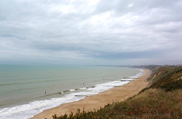 BOURNECOAST: MODERN HOLIDAY FLAT WITH FANTASTIC SEA VIEWS - SANDY BEACHES-FM6128
