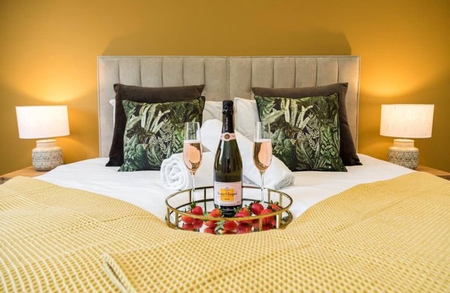 BOURNECOAST: STYLISH FLAT-BALCONY/SEA GLIMPSES-PARKING-10 MIN WALK TO BEACH-8405