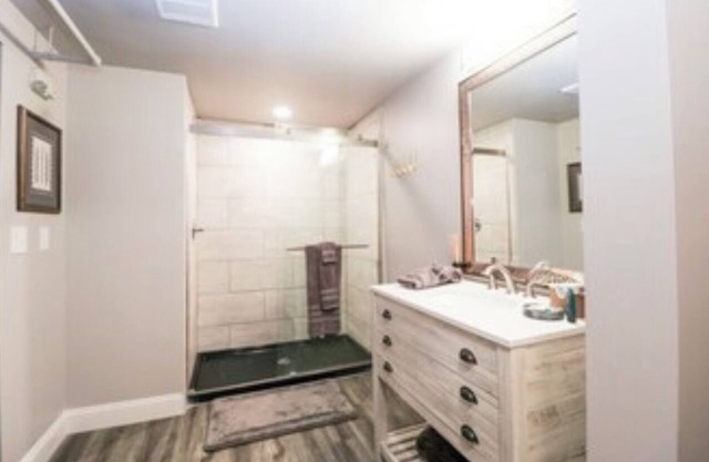 Boutique hotel in historic downtown Seneca. Room#1, Q/K combo.