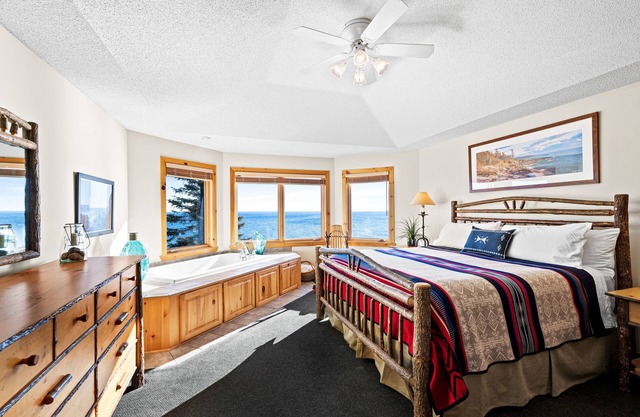 Boutique Luxury On Lake Superior! Stunning Views Sunrise/Moon Waves Romantic