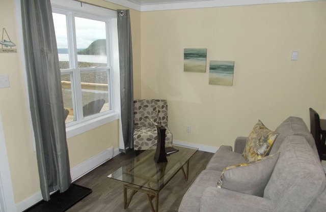 Boutique Oceanfront Suite Within Minutes of Tablelands and Woody Point
