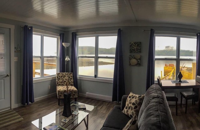 Boutique Oceanfront Suite Within Minutes of Tablelands and Woody Point