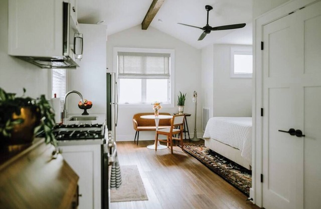 *Boutique Woodview Walk Up Apartment*