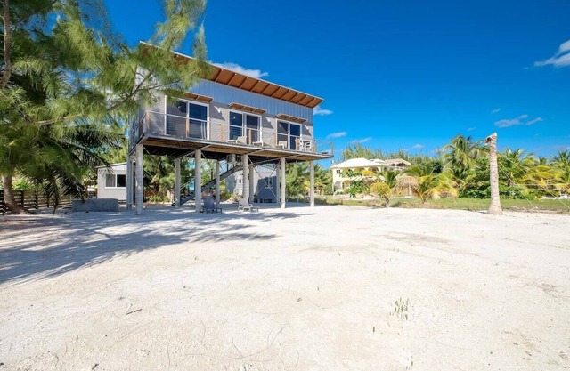 Box House Boca Ciega - Unique Beachfront Container Home