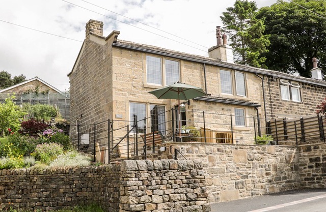 BOX TREE COTTAGE, pet friendly, character holiday cottage in Oxenhope