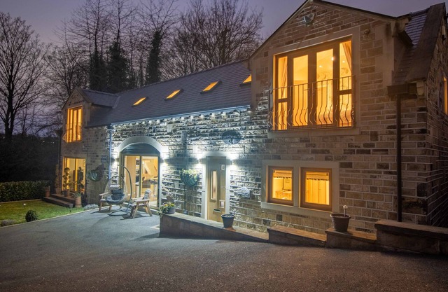 BRADLEY MANOR, family friendly, with hot tub in Huddersfield