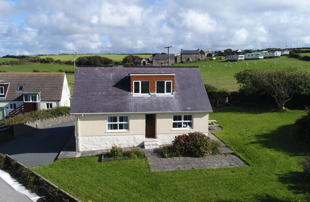 BRAMBLE COTTAGE, family friendly, with a garden in Newgale