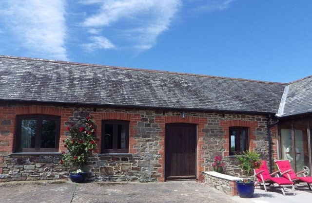 Bramble Cottage (Sleeps 5. 2 Bedrooms) Indoor heated pool and fishing lake