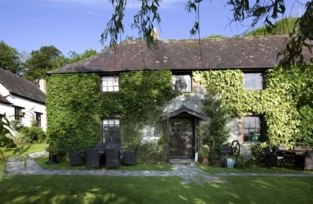 Bramble Cottage - sleeps 6 guests in 3 bedrooms