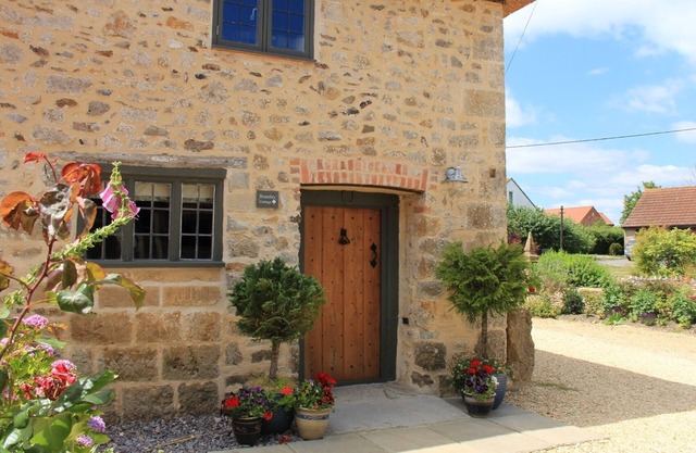Bramley Cottage Romantic Bolthole Sleeps 2 (Dog Friendly) Near Award Winning Pub
