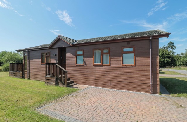 BRAMLEY LODGE, family friendly, luxury holiday cottage in Hewish