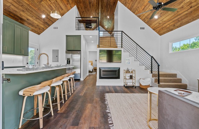 Brand New Cabin w/Hot Tub, King Beds, 5m from Lake Hamilton, "Guest Favorite"