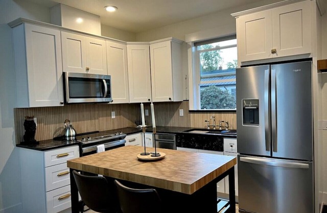 Brand New Custom Built Cottage in Downtown w/Pool