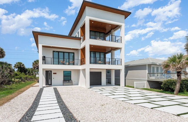 BRAND NEW/Modern/Beachfront Oasis/Grill/2 Car Garage