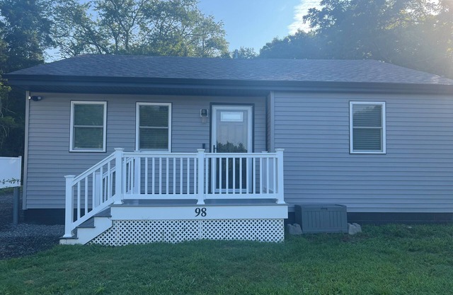 Brand new remodel short drive from beaches with plenty of parking. Pet Friendly