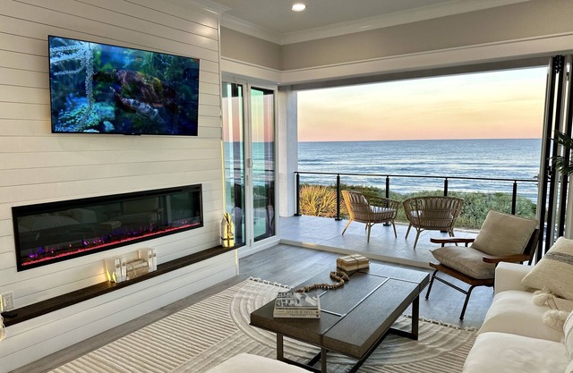 BRAND NEW, Romantic Couples Beachfront Paradise! 3 Story