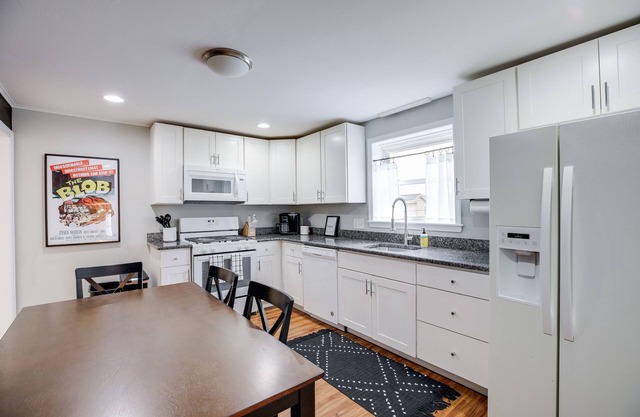 Brand New Single! PhoenixVilla - 8min Walk to Downtown Phoenixville! Sleeps 8!