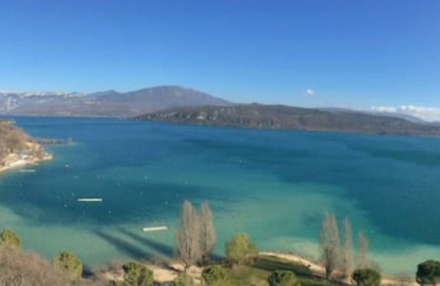 Breathtaking view of the lake. La View" house