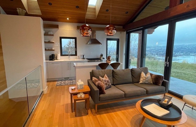 Breathtaking Eden Park Cottage on Okanagan Lake