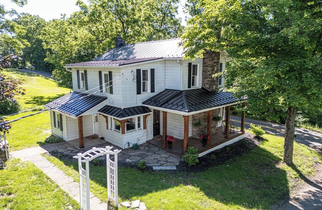 Breathtaking farmhouse with 4 bedrooms, Fishing, Kayaking, 6 acre pond!
