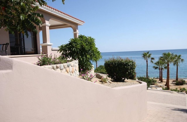 Breathtaking! Luxury 1 Bed/2 Bath Beach Home, Panoramic Deck View, Beach Front
