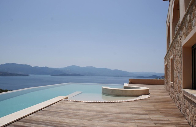 Breathtaking mediterranean view, large private infinite Pool & Jacuzzi !