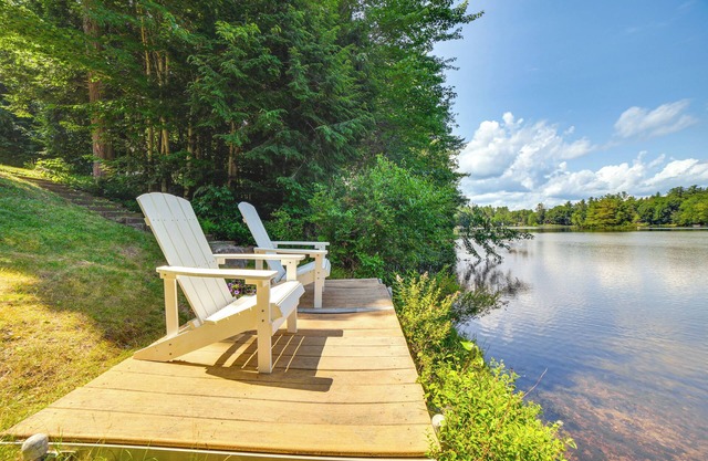 Breathtaking Newbury Cottage w/Deck on Chalk Pond