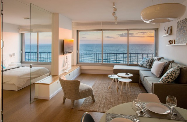 Breathtaking Views - Steps to the Beach and the Center of Town