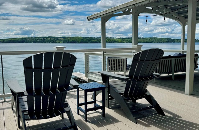 Breathtaking Views, Newly Renovated Lakefront Cottage on Skaneateles Lake