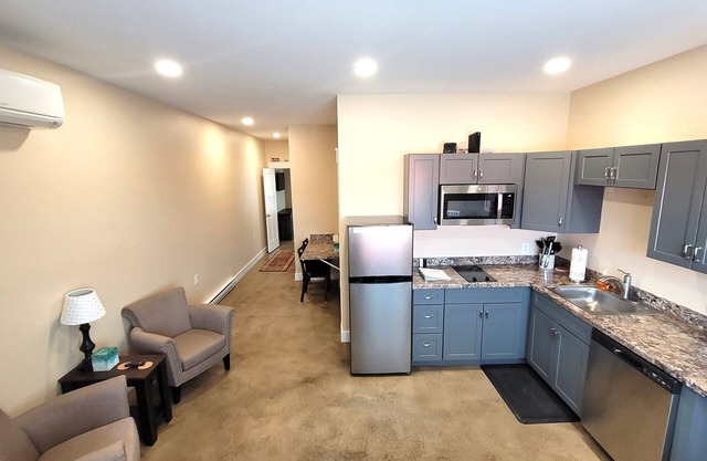 Breckenridge Suites #6 - Cozy 1-Bedroom Suite with Fully Equipped Kitchen