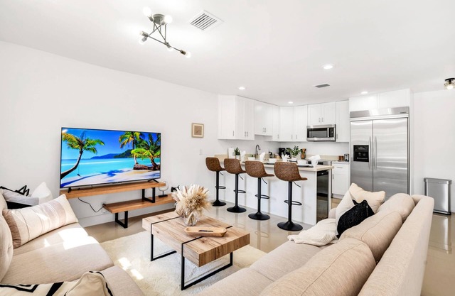 Breezy Dania Beach Proximity: Hot Tub, Remodeled & Family-Friendly, BBQ Ready Retreat