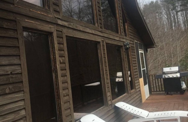 Breezy Point - Two story cabin with Hot Tub