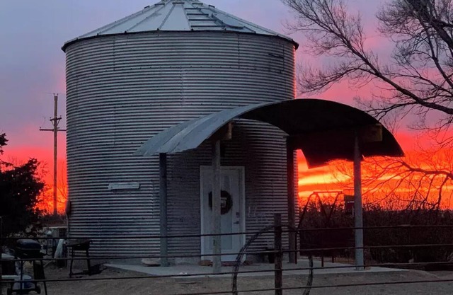 Brent & Jean's Grain Bin Inn Barnn