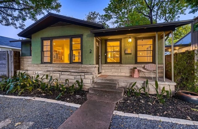 Brentwood Bungalow. Walk & Bike Everything Austin!