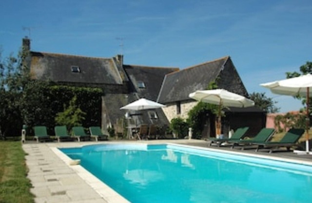 Breton Farmhouse - Sleeps 8. Heated pool. 30 minutes from Mont Saint Michel.