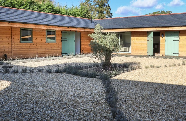 BREW - NO. 3, pet friendly, with a garden in Goring-On-Thames