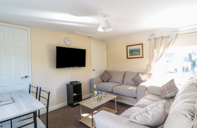 BREWERY LODGE, pet friendly, with a garden in Blakeney