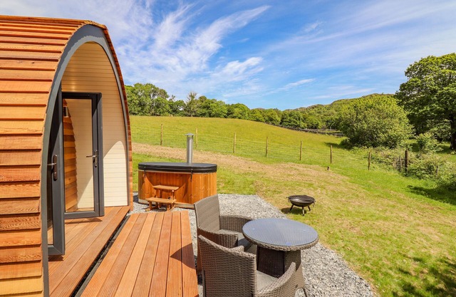 BRIALLEN, pet friendly, character holiday cottage in Dolgellau