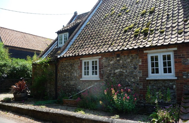 Brick and flint pet friendly cottage a short walk to sandy beach and pub