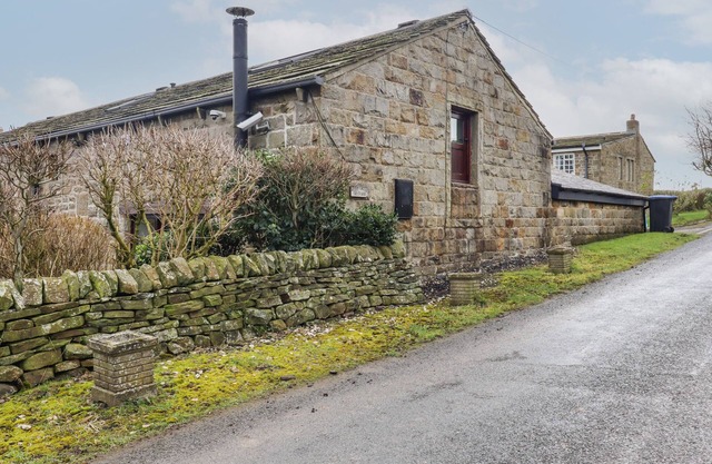 BRIDE CROSS GRANARY, romantic, character holiday cottage in Otley